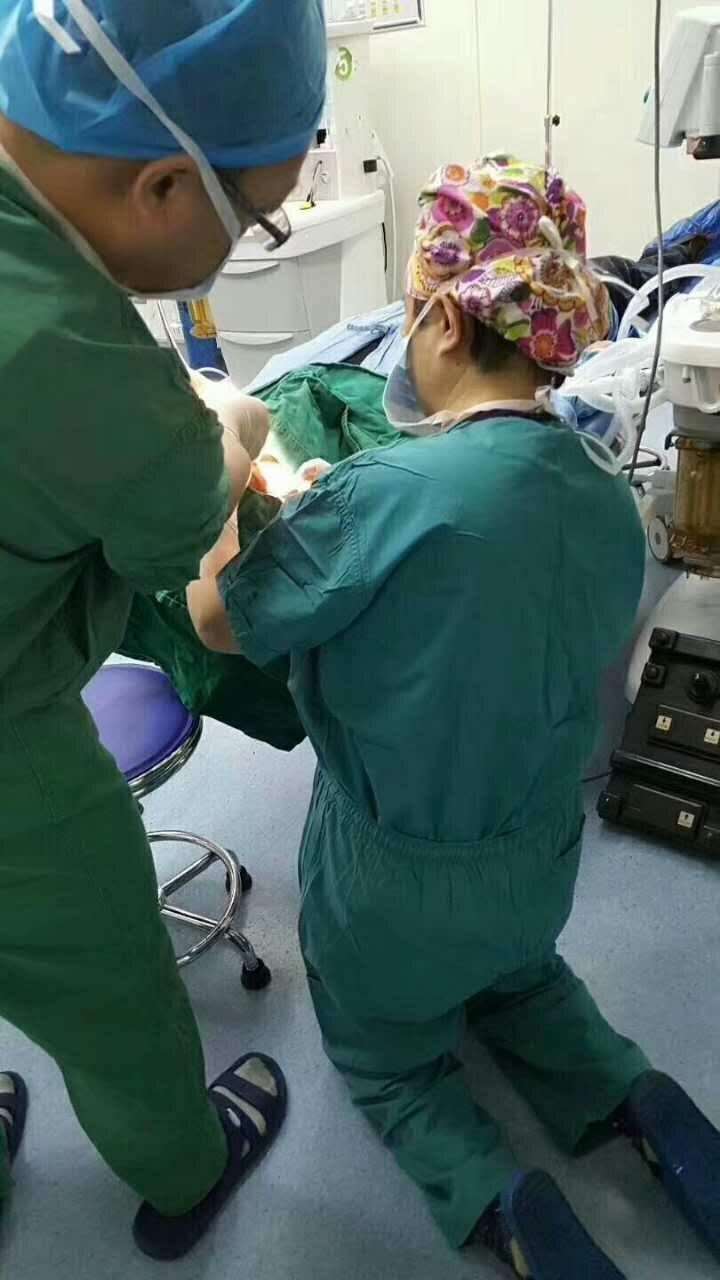 刚做完胸椎手术的她跪着为患者手术网友点赞最美姿势
