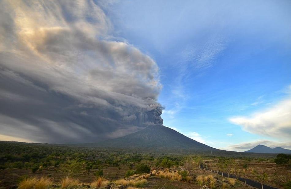 阿贡火山随时再喷发 大量游客滞留巴厘岛