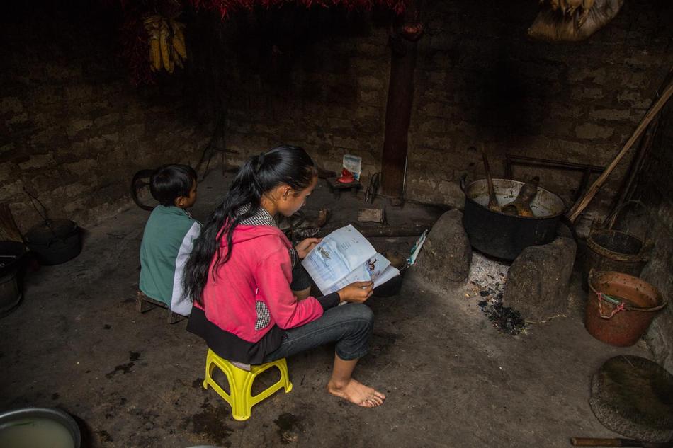 17岁女孩脚揉稻谷干农活 辍学后已做好嫁衣