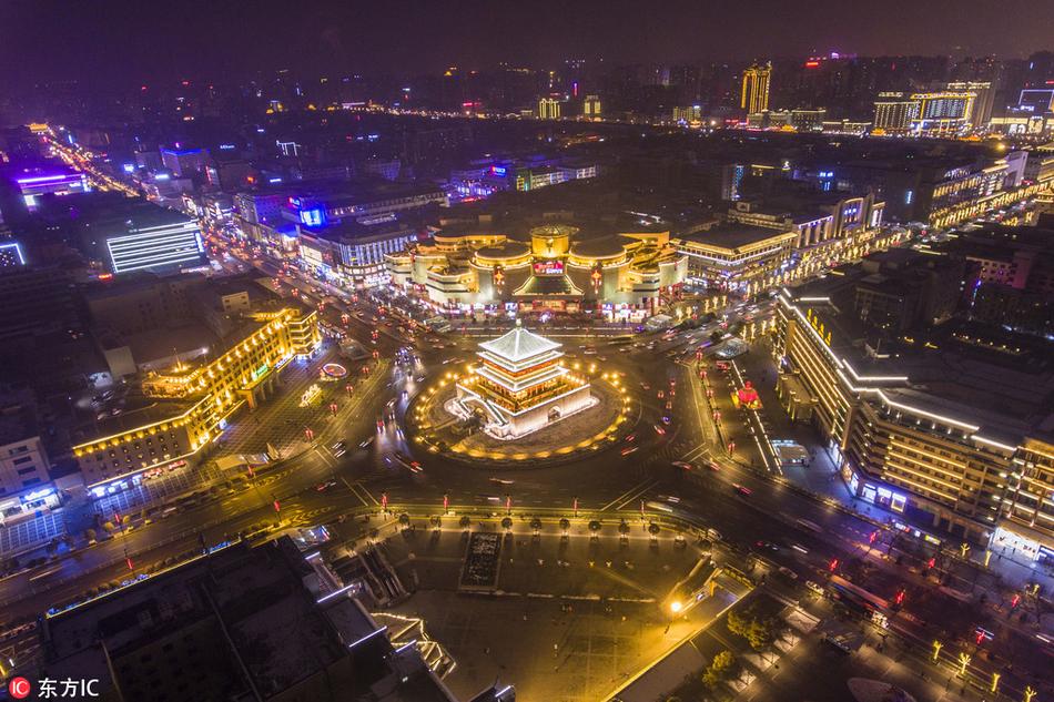 航拍西安钟楼夜景璀璨如画