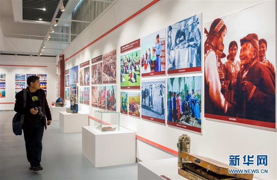 12月7日,观众在内蒙古展览馆参观"红色文艺轻骑兵——乌兰牧骑建立60