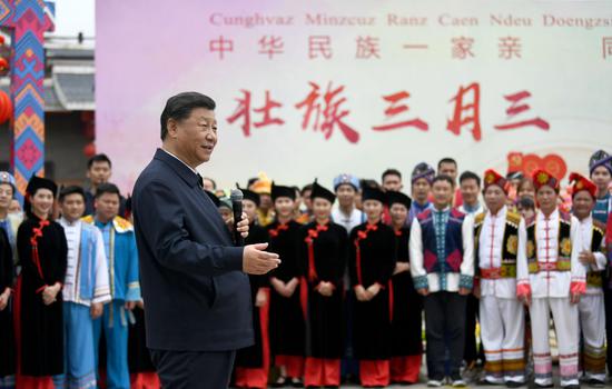 ↑2021年4月27日，习近平在南宁市广西民族博物馆外，同参加三月三“歌圩节”民族文化活动的各族群众亲切交流。