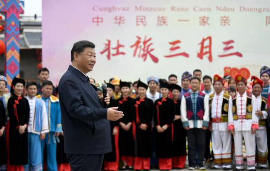 ↑2021年4月27日,习近平在南宁市广西民族博物馆外,同参加三月三“歌圩节”民族文化活动的各族群众亲切交流。