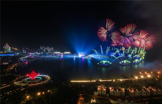 2018年6月9日至10日，上海合作组织青岛峰会召开。这是9日晚在青岛举行的《有朋自远方来》灯光焰火艺术表演。
