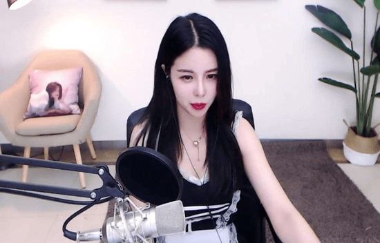 斗鱼350w粉主播被封!半夜忘关摄像头被疯狂录屏