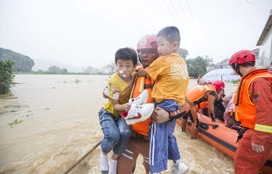 2020年7月8日，消防救援人员在江西省九江市都昌县鸣山乡石峰村转移被洪水围困的群众。
