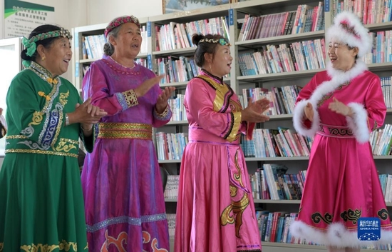  2020年7月21日，学员在黑龙江省同江市八岔赫哲族伊玛堪传习所练习演唱伊玛堪。新华社记者 王建威 摄
