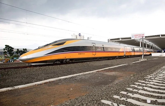 2022年11月16日，在印度尼西亚万隆，高速铁路综合检测车行驶在雅万高铁试验段。（图源：新华社）