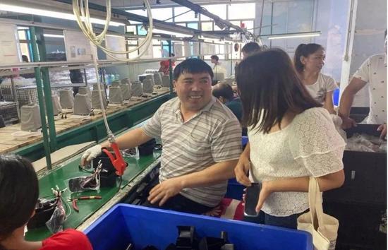 一位带着一家五口到广东打工的新疆柯尔克孜族大叔