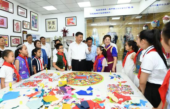 ↑2019年7月15日,习近平在内蒙古赤峰市松山区兴安街道临潢家园社区,同孩子们亲切交谈。