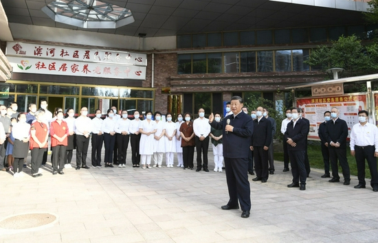 这是8月24日下午，习近平在承德市高新区滨河社区考察时，同社区居民亲切交流。新华社记者 李学仁 摄