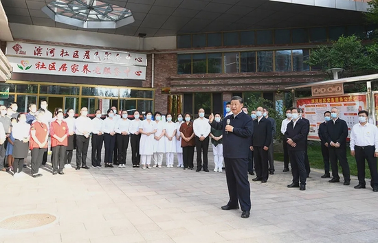 2021年8月23日至24日，习近平在河北省承德市考察。图为24日下午，习近平在承德市高新区滨河社区考察时，同社区居民亲切交流。新华社记者 李学仁 摄