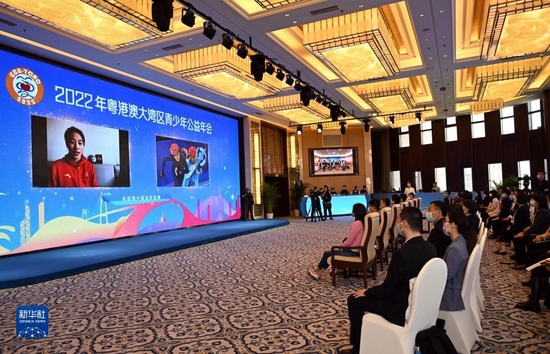  2022年4月23日，在由中国宋庆龄基金会联合广东省宋庆龄基金会、香港洛士文基金、澳门基金会共同举办的2022年粤港澳大湾区青少年公益年会启动仪式上，2022年北京冬奥会季军张楚桐在进行视频发言。新华社记者 金良快 摄
