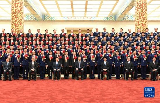 11月5日,党和国家领导人习近平、王沪宁、韩正等在北京人民大会堂会见全国应急管理系统先进模范和消防忠诚卫士表彰大会代表。新华社记者 燕雁 摄