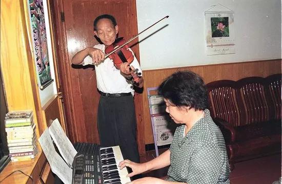 袁隆平的梦想：有朝一日，坐在稻子下乘凉休闲区蓝鸢梦想 - Www.slyday.coM