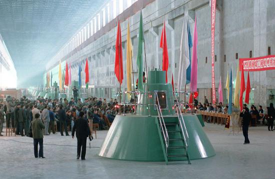 图为葛洲坝工程最后一台第21号机组1988年12月10日并网发电，它标志着葛洲坝水利枢纽已全部建成。（资料照片）新华社图片