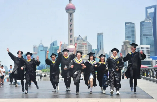  △上海同济大学应届毕业生在外滩拍摄毕业合影照（图源：视觉中国）