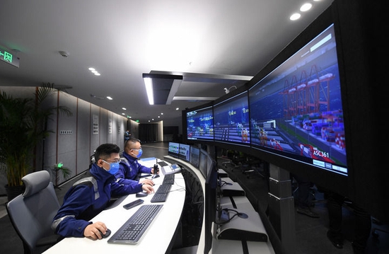 工作人员在天津港北疆港区C段智能化集装箱码头智控中心内监控码头作业状态（2021年10月17日摄）。新华社记者 赵子硕 摄