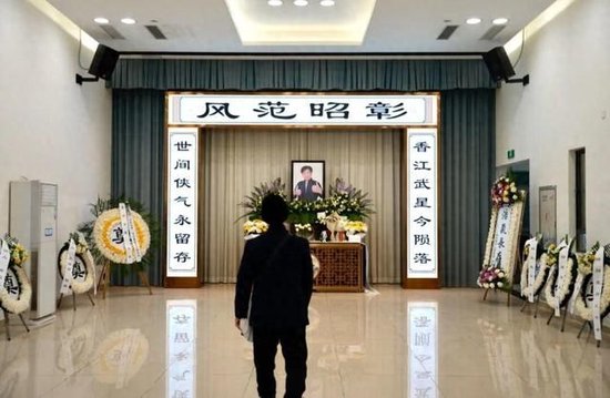 梁小龙追悼会在深圳举行，专门为粉丝设置悼念厅，有人携带《陈真》老录像带前来悼念