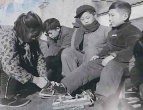上世纪50年代，孩子们在穿木板冰鞋。（图源：北京日报）