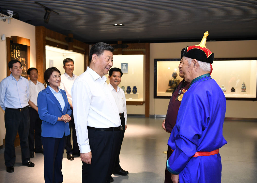 ↑2019年7月15日,习近平在内蒙古赤峰博物馆同古典民族史诗《格萨(斯)尔》非物质文化遗产传承人亲切交谈。