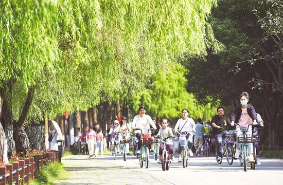 2020年10月1日，市民和游客在東湖綠道騎行，享受愜意的假期生活。（湖北日報全媒記者 李溪 攝）