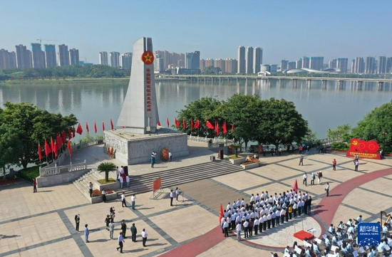 人们在江西省于都县中央红军长征出发纪念碑前参加纪念活动（5月1日摄）。新华社记者 万象 摄