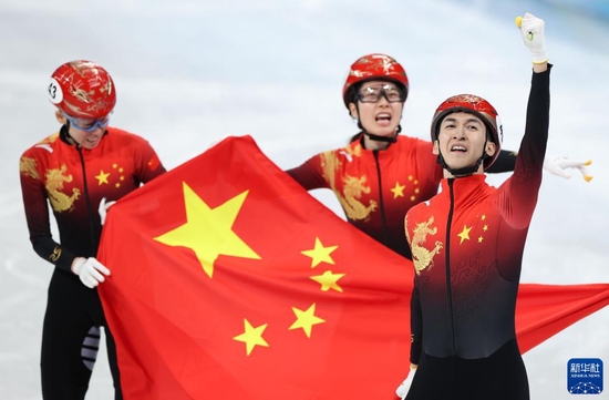 2月5日，中国队选手武大靖（右一）在比赛后庆祝。当日，在首都体育馆举行的北京2022年冬奥会短道速滑项目混合团体接力决赛中，中国队夺得冠军。新华社记者 杨磊 摄