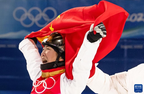 2月14日，中国选手徐梦桃在比赛后庆祝。当日，北京2022年冬奥会自由式滑雪女子空中技巧决赛在张家口云顶滑雪公园举行，中国选手徐梦桃夺得冠军。新华社记者 肖艺九 摄