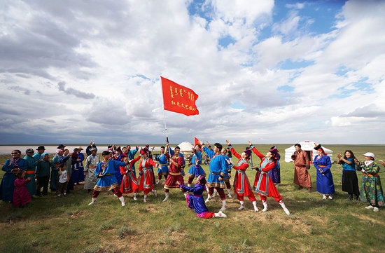  内蒙古苏尼特右旗乌兰牧骑队员到牧区演出（2018年8月22日摄）。