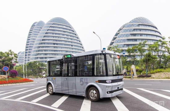 位于武汉经开区的国家智能网联汽车测试示范区，无人驾驶接驳车正在运行（央广网发 李岿 摄）