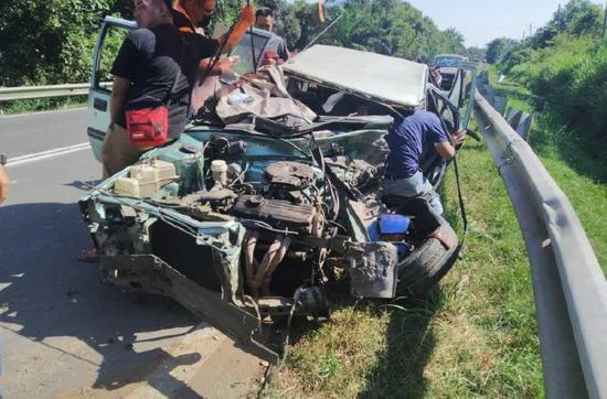 男子遇车祸身亡弟弟看见惨状当场倒地去世 手机新浪网