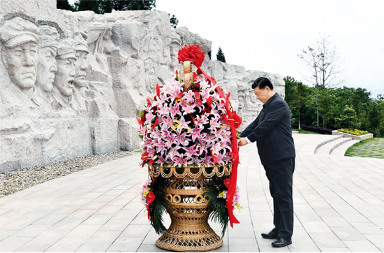  2021年4月25日至27日，中共中央总书记、国家主席、中央军委主席习近平在广西考察。这是25日上午，习近平在位于桂林市全州县的红军长征湘江战役纪念园，向湘江战役红军烈士敬献花篮。新华社记者 谢环驰/摄