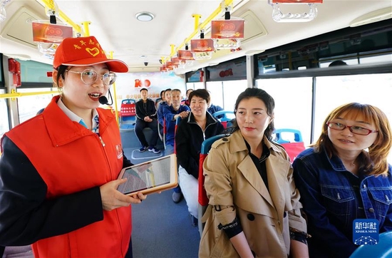 河北省唐山市海港经济开发区志愿者宣讲员在红色主题公交车上给乘客讲革命故事（5月10日摄）。新华社记者 杨世尧 摄
