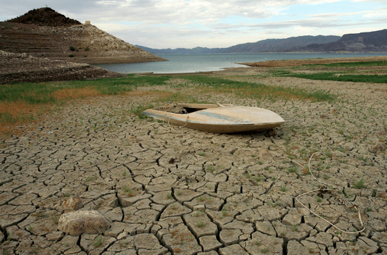 ·持续干旱的米德湖。