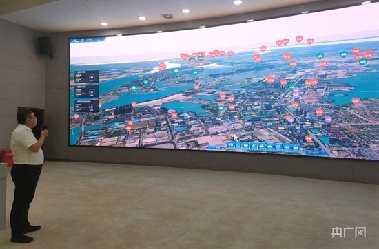  张于威通过车城网平台查看智能网联汽车运行状态（央广网记者 张迪 摄）