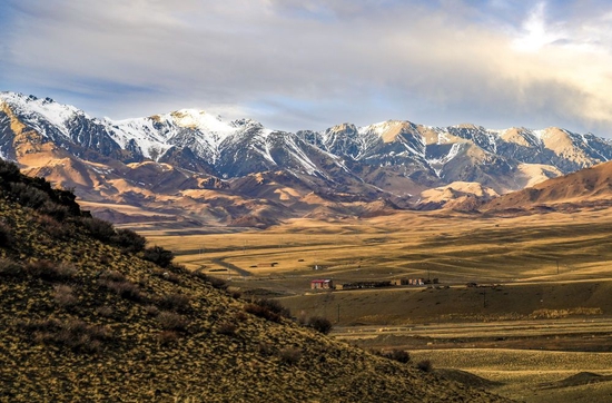 新疆裕民县巴尔鲁克山冬季牧场风光（2022年11月4日摄）。新华社发（陈双喜 摄）