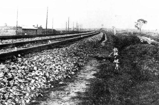  △1931年9月18日夜10时20分，日本关东军自行炸毁沈阳北部柳条湖（沟）的铁路，反诬中国。