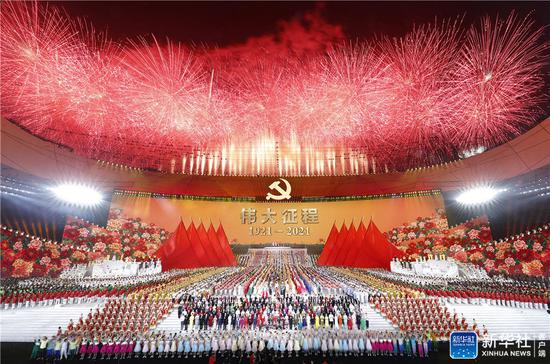 6月28日晚，庆祝中国共产党成立100周年文艺演出《伟大征程》在国家体育场盛大举行。新华社记者 黄敬文 摄