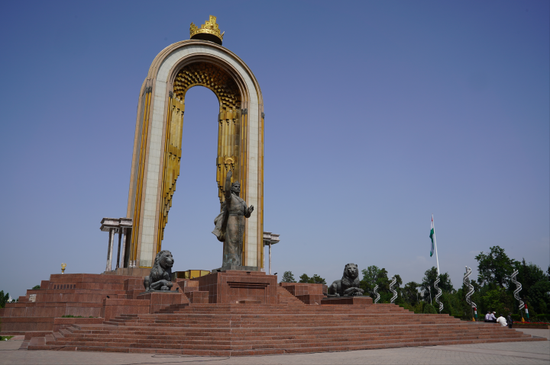  △塔吉克斯坦民族和解与复兴纪念碑。2014年习近平首次访问该国时，曾到此献花圈。碑前是萨曼王朝创立者索莫尼（849年-907年）的雕像。塔吉克斯坦货币即是以索莫尼命名。