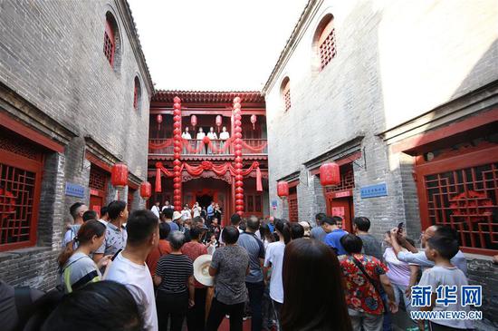 10月5日,游客在河北省武安市伯延古镇观看实景剧《商帮归来》。新华社发