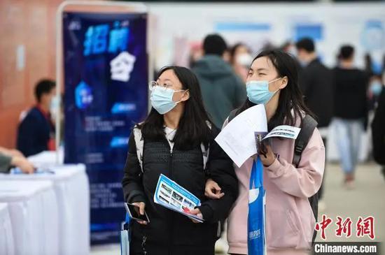 资料图:山西太原举行大型招聘会。武俊杰 摄