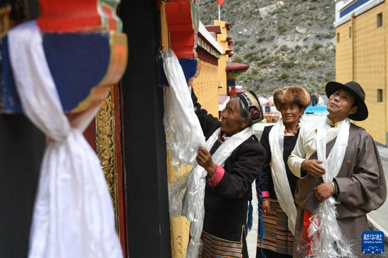 西藏山南市洛扎县洛扎镇居民旦增曲珍（左）给新房献哈达（2019年9月21日摄）。新华社记者 晋美多吉 摄