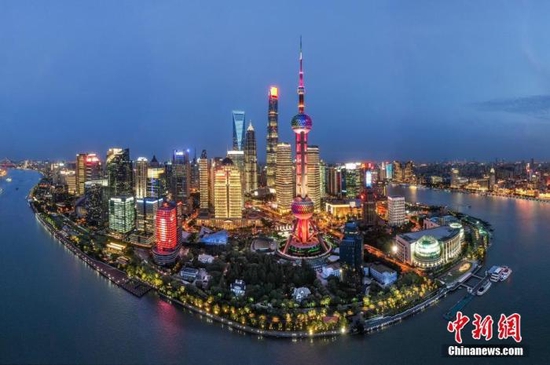 图为2020年，航拍上海浦东陆家嘴夜景。(无人机照片)&nbsp;中新社记者 张亨伟 摄
