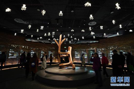 4月29日，参观者在北京世园会中国馆内的中国生态文化展区参观。 当日，2019年中国北京世界园艺博览会开园。 新华社记者鞠焕宗摄