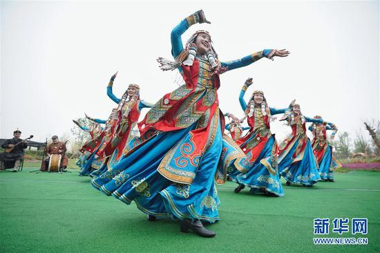 4月29日，在北京世园会中华园艺展示区中的内蒙古园，内蒙古民族艺术剧院直属乌兰牧骑艺术团演员表演舞蹈。 当日，2019年中国北京世界园艺博览会开园。 新华社记者 才扬 摄