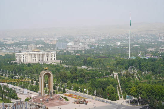  △从杜尚别市内最高建筑俯瞰广场群。纪念碑后方的白色建筑为塔吉克斯坦总统府。（央视记者石丞拍摄）