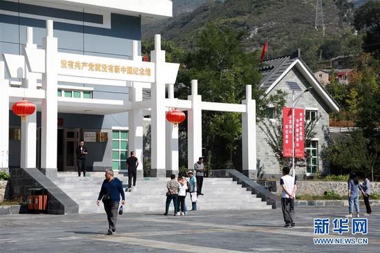 10月3日,在北京市房山区霞云岭乡堂上村,游客参观没有共产党就没有新中国纪念馆。新华社记者王君璐摄