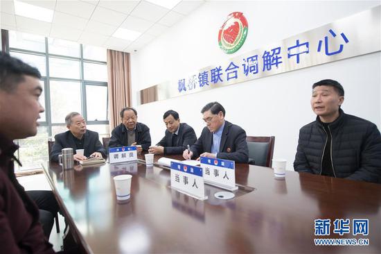 4月1日,在浙江省诸暨市枫桥镇联合调解中心,工作人员在调解一起合资纠纷。 新华社记者 翁忻旸 摄