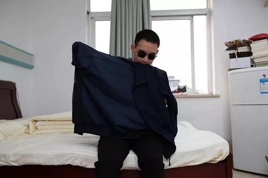 △杜富国洗漱完毕后独自穿衣服。